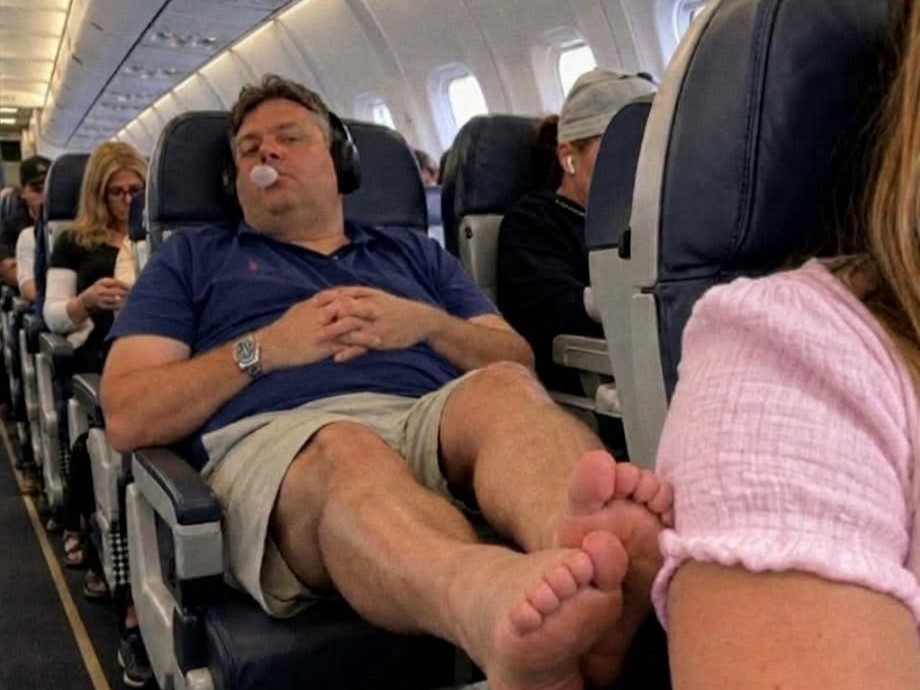 A Man Put His Smelly Feet on a Woman’s Airplane Armrest and Refused to Move Them – She Didn’t Yell, but Her Little Lesson Made Him Turn Bright Red  